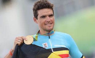 Le coureur cycliste belge Greg Van Avermaert, célébrant sa médaille d'or aux JO de Rio en 2016.