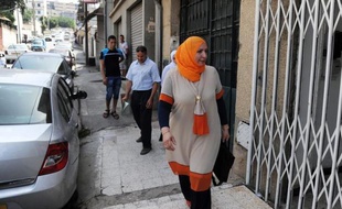 L'avocate algérienne du père de Mohamed Merah a déclaré jeudi qu'elle ne remettrait pas "pour le moment" à la justice française les deux vidéos qui auraient été tournées par le tueur, après le tollé provoqué par la diffusion d'enregistrements sonores par la chaîne TF1.