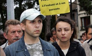Ivan, un enfant russe sans papiers, était toujours dans le coma vendredi à Amiens après sa chute accidentelle lors d'une tentative d'interpellation de ses parents, qui fait l'objet d'une enquête interne de la police, alors qu'une marche silencieuse s'est déroulée à Amiens.
