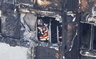 Un pompier londonien engagé dans l'opération de sécurisation de la Grenfell tower, ce mercredi 14 juin.