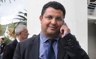 Photo prise le 16 avril 2009 à Toulon, du président de l'Université de Toulon Laroussi Oueslati téléphonant dans l'enceinte du campus.