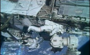 Deux astronautes de Discovery ont commencé lundi une sortie supplémentaire dans l'espace pour tenter de débloquer une antenne solaire de la Station spatiale internationale (ISS).