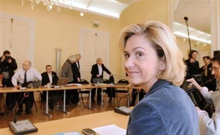 La ministre de l'Enseignement supérieur, Valérie Pécresse, va rappeler en début de semaine prochaine aux présidents d'université l'obligation légale des grévistes de se déclarer comme tout fonctionnaire, de sorte que puissent être opérées les retenues de salaire normales, a-t-on appris samedi auprès du ministère.