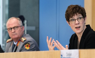 L'inspecteur général des forces armées Eberhard Zorn et la ministre de la Défense allemande Annegret Kramp-Karrenbauer, le 19 mars 2020 à Berlin.