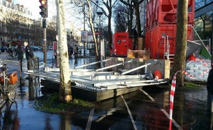 La chute d’un grand panneau publicitaire, accroché sur des palissades de chantier, a fait deux blessés graves avenue de la Grande Armée.
