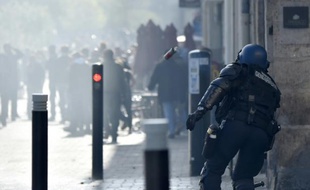 Un gendarme lançant une grenade lacrymogène, illustration.