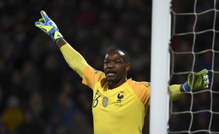 Steve Mandanda lors d'Islande-France en qualification à l'Euro 2020, le 11 octobre 2019.
