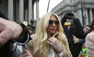La chanteuse Kesha devant la court suprême de New York le 19 février 2016