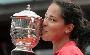 A sa troisième finale en Grand Chelem, Ana Ivanovic a remporté samedi à Roland-Garros une victoire qui lui était promise depuis son plus jeune âge, perpétuant la tradition des joueuses-mannequin de l'Est programmées pour gagner.