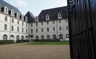 L'ex-chef de chœur de la maîtrise du Conservatoire de musique de Tours, accusé de pédophilie, s'est suicidé dans sa cellule.