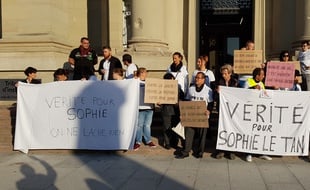 Des personnes rassemblées devant le tribunal lors de la deuxième audition du principal suspect, le 5 octobre. Illustration