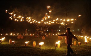 « C'est fascinant, l'ambiance est romantique, ça change de Bellecour », témoignent des spectatrices devant le spectacle de feu.