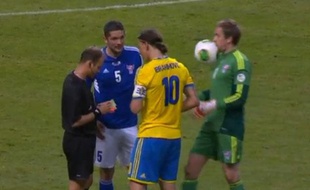 Zlatan lance le ballon dans la figure du gardien des Iles Féroé, le 11 juin 2013