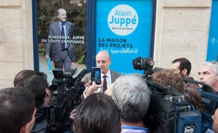 Alain Juppé, devant son local de campagne à Bordeaux, le 7 novembre 2013