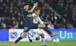 Le milieu du TFC Oscar Trejo (en blanc) à la lutte avec le Parisien Javier Pastore lors d'un match de Ligue 1, le 19 février 2017 au Parc des Princes.