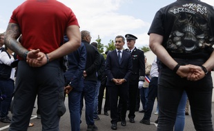 Le ministre de l'Intérieur, Gérald Darmanin, lors d'un déplacement au commissariat des Mureaux (Yvelines)