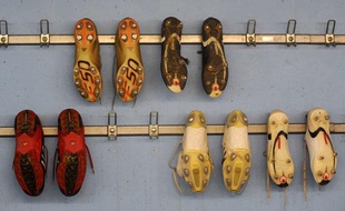 Des crampons de footballeurs accrochés à un mur du stade de la Meinau, en 2009.