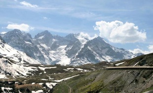 Le pilote et le copilote d'un hélicoptère sont morts dans un crash au-dessus du domaine skiable de Serre-Chevalier, sur la commune de Saint-Chaffrey (Hautes-Alpes), a annoncé mardi la préfecture du département.