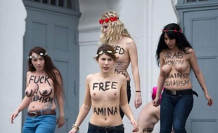 Des militantes du groupe féministe Femen ont manifesté seins nus jeudi contre l'islamisme devant des mosquées et des représentations diplomatiques tunisiennes de capitales européennes.