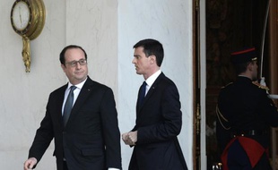 Le Président François Hollande et le Premier ministre Manuel Valls à la sortie du Conseil des ministres le 10 février à Paris