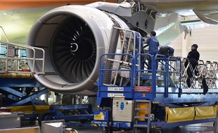 Des techniciens travaillent pour Airbus sur un moteur d'avion, à Blagnac.