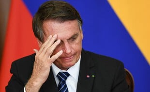 Le président du Brésil est visé pour crime contre l'humanité et charlatanisme, parmi neuf crimes.