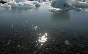 Fonte d'un iceberg, situé à quelque 380 km de la capitale islandaise, Reykjavik, le 31 mai 2008.