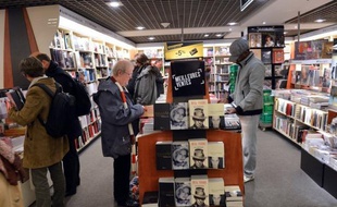 Un nuage sombre a obscurci lundi l'horizon des salariés de la Fnac, à trois jours de la mise en Bourse de leur groupe: la direction a dû démentir un projet de 600 nouvelles suppressions de postes évoqué dans la presse, sans parvenir à dissiper les craintes pour l'emploi.