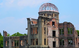 Le Dôme de la bombe atomique, à Hiroshima, a résisté à l'explosion de la bombe, presque à la verticale du bâtiment, le 6 août 1945.