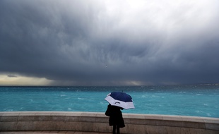 La tempête couve sur la ville de Nice.