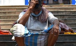 Un homme attend un membre de sa famille, touché par le Covid-19, devant un hôpital de Calcutta, le 26 avril 2021.
