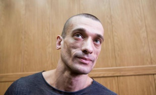 L'artiste russe Piotr Pavlenski lors de son procès à Moscou, le 18 mai 2016