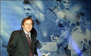 Déjà, à l'issue du comité exécutif mardi et mercredi, Michel Platini avait donné le ton: "Le G14 n'a aucune légitimité". "Le G14 va là où est l'argent. Les grands clubs veulent toujours plus. Pour eux, le sport est un moyen de faire du +fric+. On n'a pas la même philosophie du sport", avait ajouté l'ancien capitaine et sélectionneur de l'équipe de France.