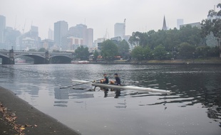 Melbourne dans un nuage de fumée avec les incendies qui ont ravagé tout le pays, le 6 janvier 2020.
