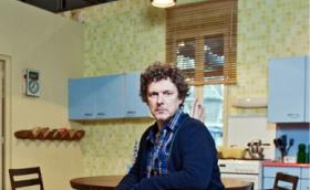Le cinéaste dans la cuisine de son atelier de films amateurs.