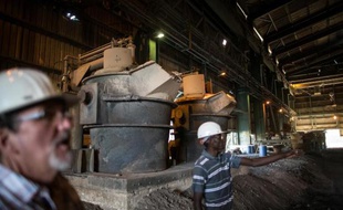 Jean-Pol Tavernier dans l'usine STL le 27 mai 2015 à Lubumbashi