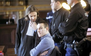 Marc Machin et Louis Balling, son avocat, le 2 mars 2010 à la Cour de révision.