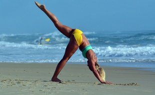 Illustration d'une personne pratiquant le yoga sur la plage.