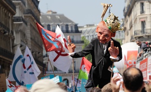 Une marionnette à l'effigie d'Emmanuel Macron dans le cortège de la «La Fête à Macron»