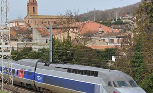 TGV traversant le village de Pompignan au sud de Montauban.