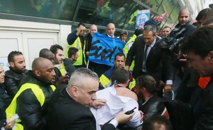 Le DRH d'Air France, Xavier Broseta, lors de son agression par des salariés le 5 octobre 2015. AP Photo/Jacques Brinon.