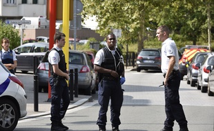 Des policiers à Trappes ont neutralisé un assaillant qui a tué deux femmes et blessé une troisième au couteau jeudi 23 août 2018.