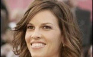 L'actrice aux deux Oscars Hilary Swank a un nouvel homme dans sa vie, son agent John Campisi, affirme le magazine People dans son édition de vendredi, photo romantique à l'appui.