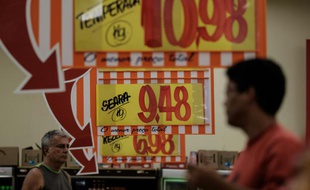 Des clients dans un supermarché de Rio de Janeiro, le 21 décembre 2015