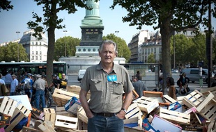 Raymond Girardi, secrétaire général du Modef (syndicat agricole d'exploitants familiaux), a vendu ses fruits et légumes place de la Bastille à Paris, le 18 août 2011. Il proteste contre les marches excessives de la garnde distribution.