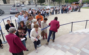 Ce mardi matin encore, la queue débordait sur le trottoir et à 12h, il fallait patienter deux heures avant d’espérer entrer.