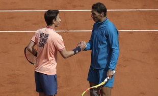 Nadal échange avec un ramasseur de balles