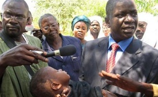 Le ton est monté mardi entre N'Djamena et Paris, la volonté affichée du président français Nicolas Sarkozy de récupérer les membres de L'Arche de Zoé incarcérés pour "enlèvements de mineurs" au Tchad ayant provoqué la colère de N'Djamena, décidé à ne pas se dessaisir du dossier.