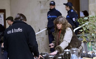 L'ouverture des marchés de Carpentras et de Richerenches (Vaucluse) marque ce week-end le début de la récolte de la truffe noire qui se négociera entre 300 et 1.000 euros le kilo jusqu'en mars. Une saison à risques pour les producteurs confrontés aux vols, un fléau qui nécessite l'appui de la gendarmerie.