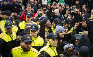 Des opposants au défilé de Saint-Nicolas et "Pierre le Noir" manifestent à Gouda aux Pays-Bas, le 15 novembre 2014